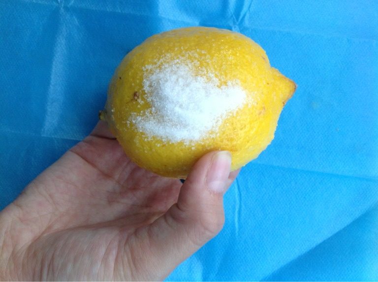 蜂蜜柠檬茶,2、将柠檬用水沾湿，并散上少许盐摩擦整个柠檬（可去蜡去脏），再冲洗干净。