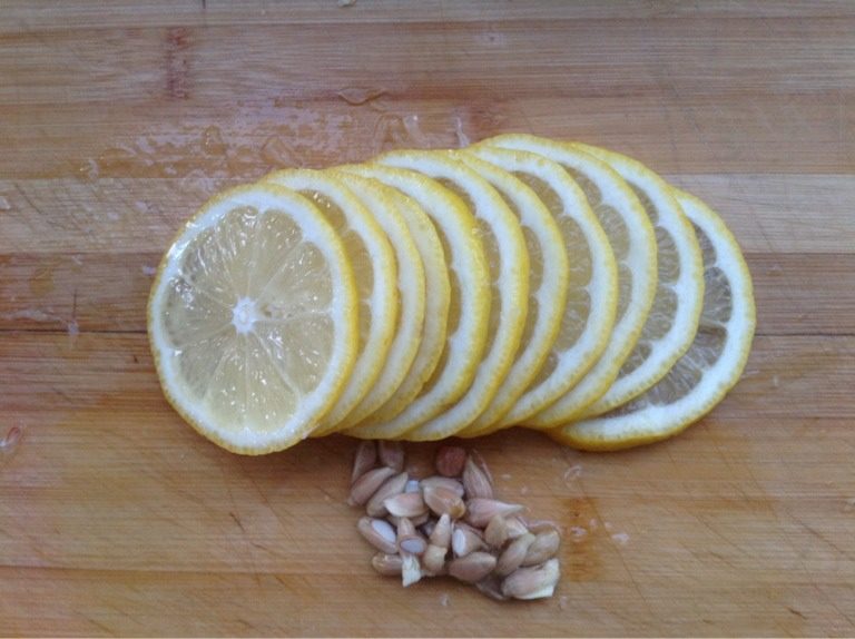蜂蜜柠檬茶,4、把柠檬切成片，去除里面的籽。