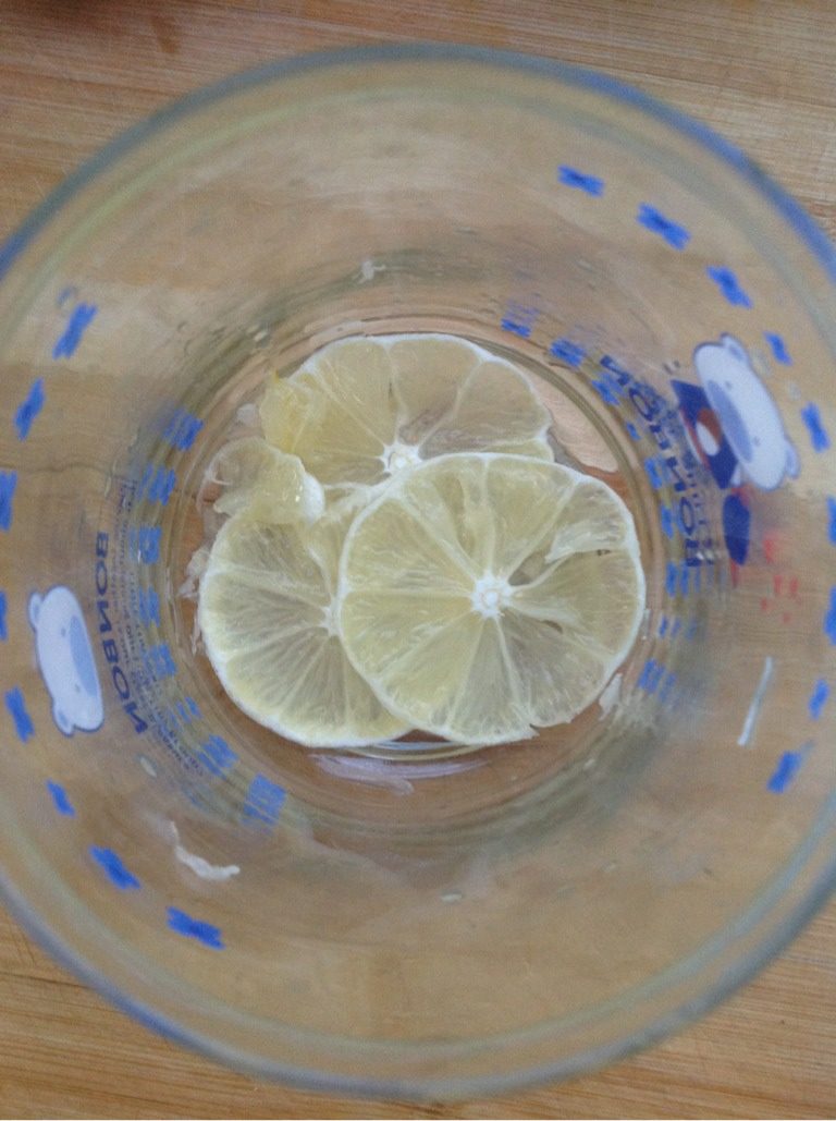蜂蜜柠檬茶,6、再瓶内铺一层柠檬