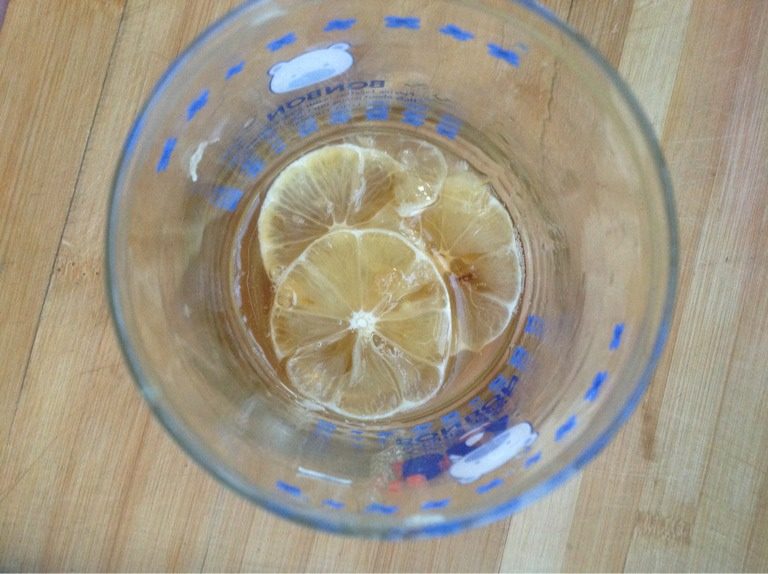 蜂蜜柠檬茶,7、在铺好的柠檬上浇蜂蜜，蜂蜜盖过柠檬即可。（重复此步骤直到瓶子装满）