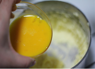 原味奶油曲奇,分几次加入全蛋液，每一次都要用打蛋器搅打到鸡蛋和黄油完全融合，在加入下一次