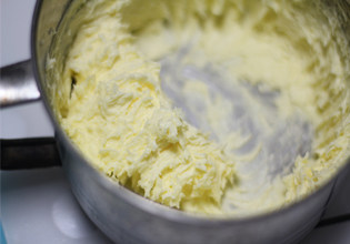 原味奶油曲奇,搅打完成的黄油，颜色发白，体积蓬松
