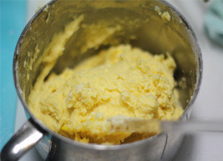 原味奶油曲奇,用刮刀把黄油和面粉搅拌均匀，搅拌至面粉全部湿润即可