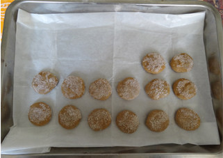 葵花籽小饼,揉好的面团分成15克左右的小球，按成薄厚均匀的小饼，表面粘上粗砂糖，放入预热好的烤箱，170度，25分钟左右即可