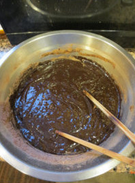 巧克力树莓双色纸杯蛋糕,巧克力蛋糕粉中加入油，水，纯可可粉，搅拌均匀
