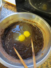 巧克力树莓双色纸杯蛋糕,巧克力面糊中加入鸡蛋搅拌均匀