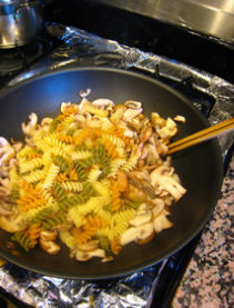 鸡肉蘑菇意面 ,意面煮熟后捞出沥干水，放入锅中，此时关掉煤气