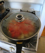 番茄土豆浓汤 ,大火烧开，小火炖到土豆绵软（大概10－15min）
