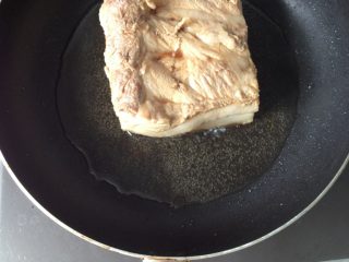 香芋梅莱扣肉,锅肉加少许油，将抹匀老抽后的五花肉放入锅内，盖上锅盖，炸至猪皮呈金黄色