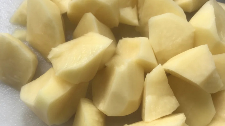 排骨土豆炖豆角,将土豆切成块。