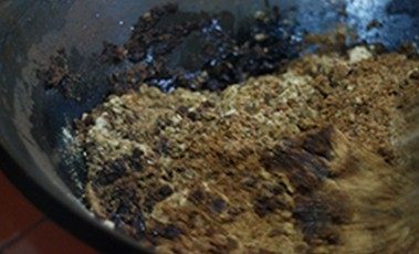 月子餐伴侣：黑豆姜糖,拌糖：柴火烧热铁锅，倒入植物油，拌入姜粉、黑豆粉、红糖至糊状。