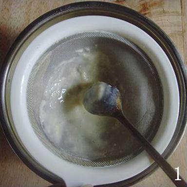 蓝莓蛋挞,过筛2-3次，使其完全顺滑（过筛的时候会有面粉颗粒，用勺子刮几下）;