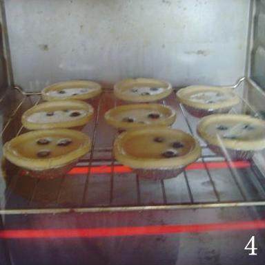 蓝莓蛋挞,放入预热好的烤箱里，中下层，200度，烤20分钟左右即可。（喜欢表面有焦点的，最后5分钟可把烤盘移到中层烤，根据自家烤箱情况调节温度，最后几分钟注意火候，以免烤糊了。）