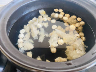 南瓜银耳莲子羹,将银耳和莲子放入砂锅中，加入足够的饮用水。大火烧开转中小火焖煮30分钟
