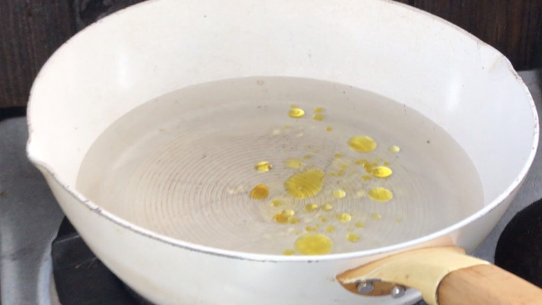 麻辣菊花菇,起锅烧开水，放入少许盐和油