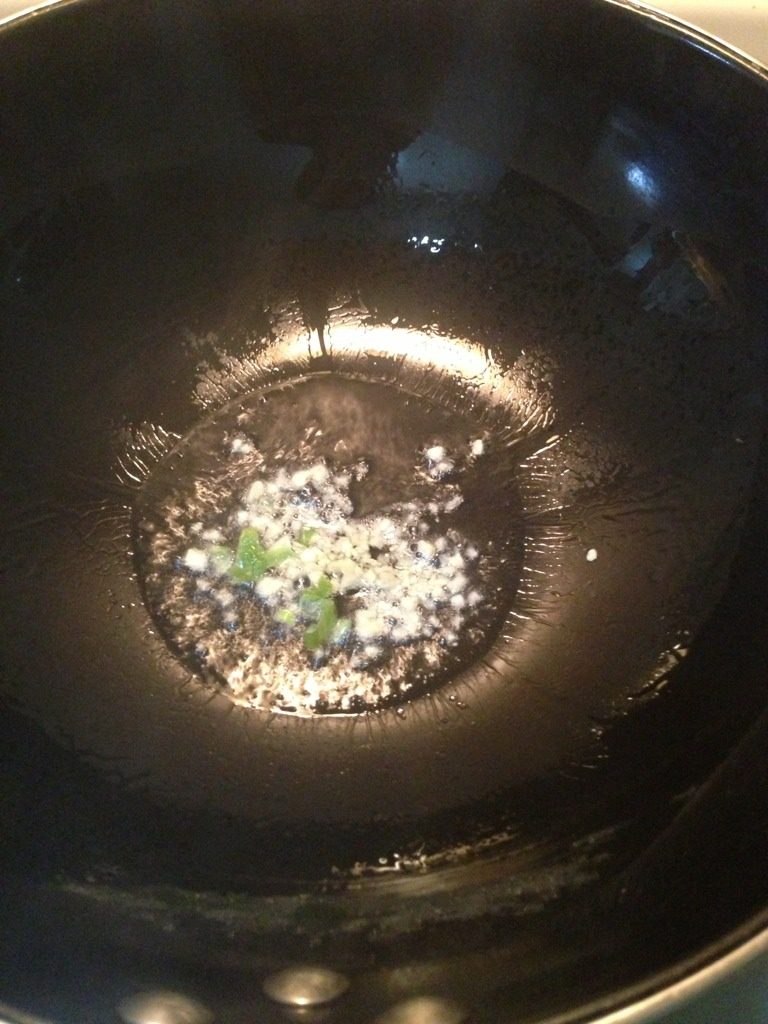 凉拌红薯粉,热锅放油热至三分之一的葱蒜末爆香