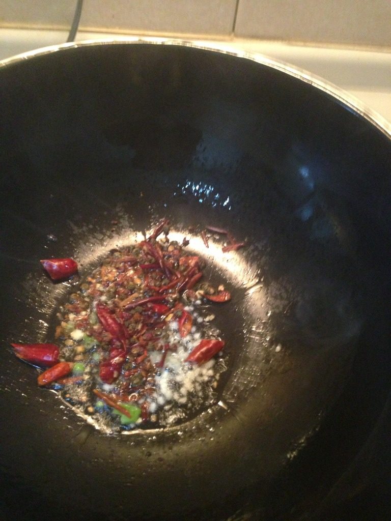 凉拌红薯粉,放入干辣椒和黄飞鸿麻辣花生的配料