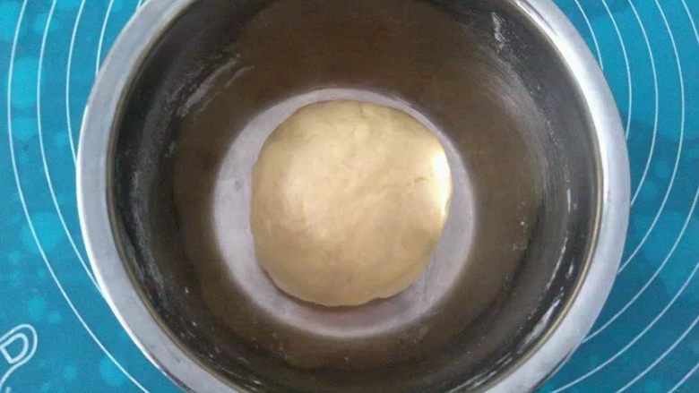 梅花双色土司,放入盆中,放在温暖处发酵.