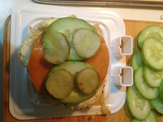 自制三明治,再铺一层黄瓜和酸黄瓜