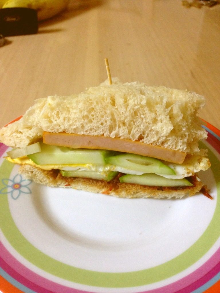 自制三明治,自己做的面包就不像买的那样能切好。可能是我刀不行？总是切的偏厚，卖相不好，味道还是不错的！
