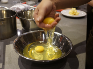 红丝绒蛋糕卷,把鸡蛋打入盆中，分离蛋清和蛋黄，另外把两个全蛋打散搅拌均匀