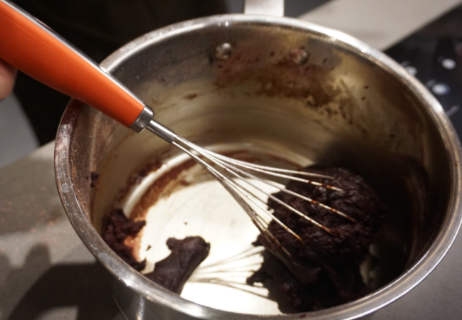 红丝绒蛋糕卷,关火，继续搅拌直至面团变得光滑，然后把面团转移到另一个料理盆里
