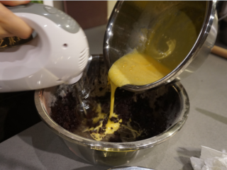 红丝绒蛋糕卷,把蛋黄和全蛋分次倒入装面团的料理盆，用电动打蛋器低速搅拌至面糊无颗粒