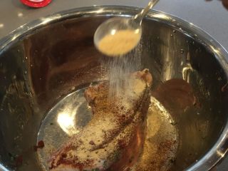 法式迷迭香烤小羔羊排,在羊排上倒上1-2汤匙的橄榄油，并撒上黑胡椒、蒜粉、孜然粉和红椒粉