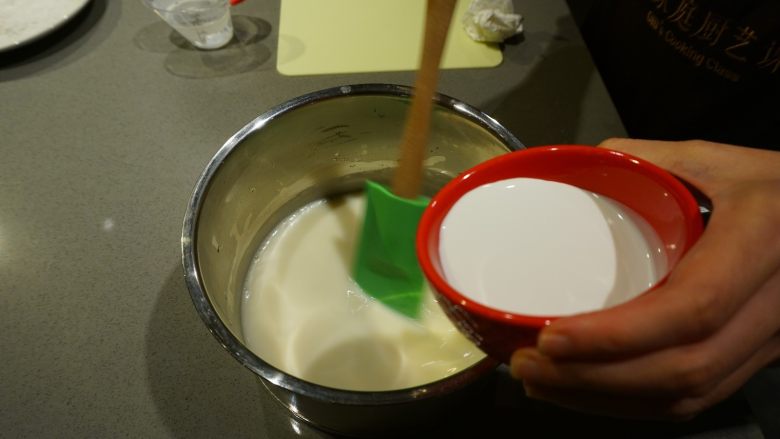 千层椰汁桂花糕,倒入糖、椰浆和淡奶油并搅拌均匀