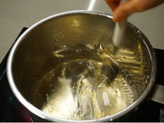 千层椰汁桂花糕,奶锅倒入水并小火加热，放进泡软的鱼胶片并搅拌直至完全融化