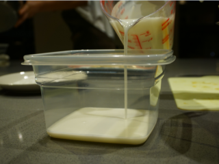 千层椰汁桂花糕,千层的做法：取一个自己喜欢的形状的容器，先倒进一层椰汁，然后放进冰箱冷冻几分钟至表面凝固