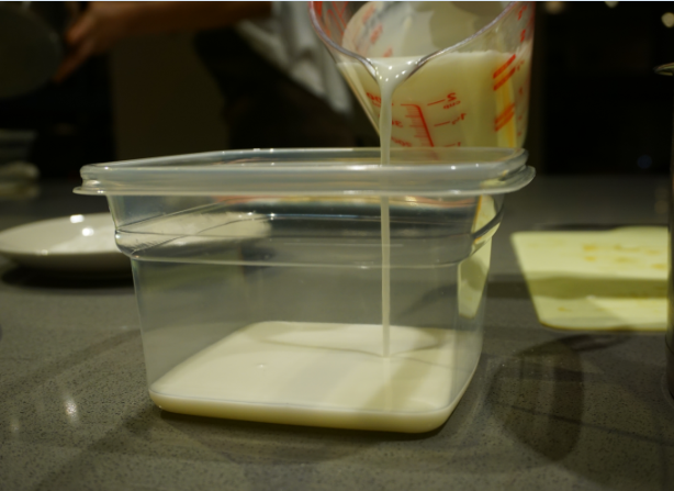千层椰汁桂花糕,千层的做法：取一个自己喜欢的形状的容器，先倒进一层椰汁，然后放进冰箱冷冻几分钟至表面凝固