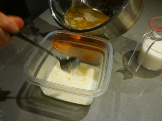 千层椰汁桂花糕,取出后再倒进一层等量的桂花糖水，然后放进冰箱冷冻至表面凝固。