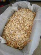 胡萝卜核桃营养面包,表面洒上燕麦片和砂糖