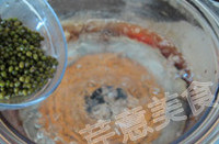 冬瓜莲米绿豆粥,锅中坐水烧开，水沸腾后放入绿豆