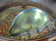 冬瓜莲米绿豆粥,关火，盛出大部分绿豆汤