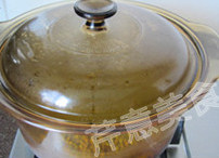 冬瓜莲米绿豆粥,取出大部分绿豆汤后，盖上锅盖，焖30分钟左右