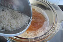 冬瓜莲米绿豆粥,再次加入适量开水，大火煮开后，下入洗净的大米