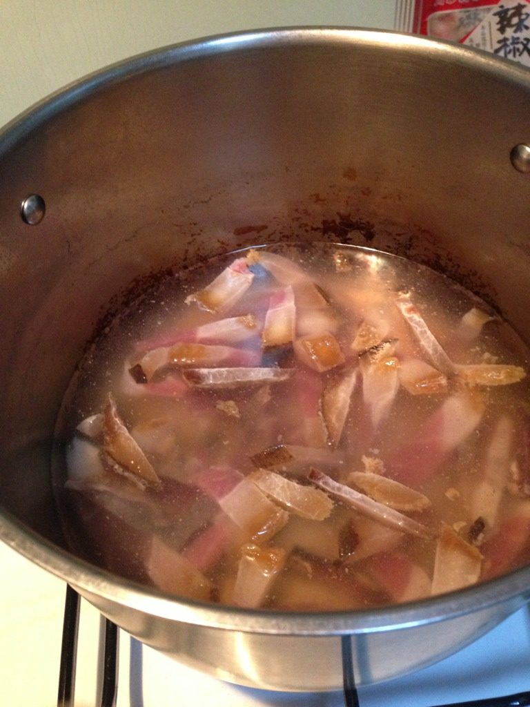 香辣火腿笋豆干,火腿 切长条，水煮一会儿