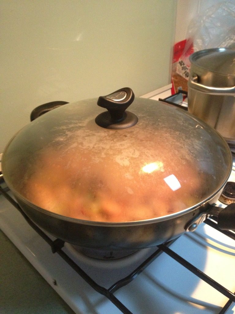 香辣火腿笋豆干,一边翻炒 一边加入适量的料酒，生抽，糖，辣椒酱，一些高汤，然后闷一会儿