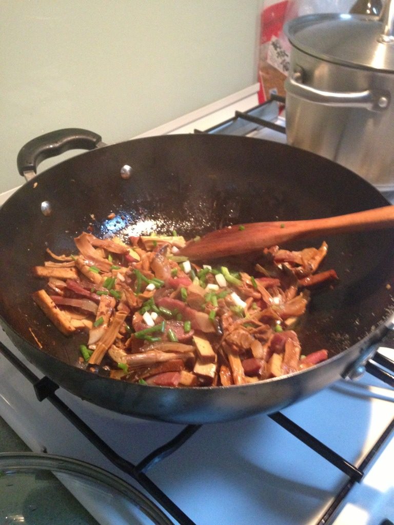 香辣火腿笋豆干,快起锅前 加入盐和葱花