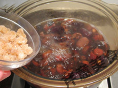 老北京宫廷酸梅汤,大火煮开，中小火慢煮40分钟—1小时；再次加入适量冰糖，调出适当的口味儿
