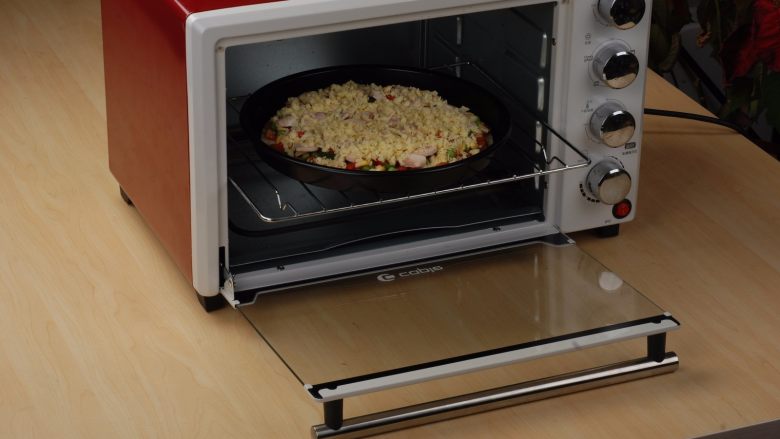 法式牛腩薄脆披萨,烤箱调上下火220℃烤15分钟
