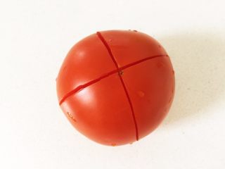 自制番茄酱—百搭的宝贝健康调味料,番茄尽量挑选成熟的（如果有未成熟的、绿色的籽，可以多加一点糖），顶部用刀划十字。