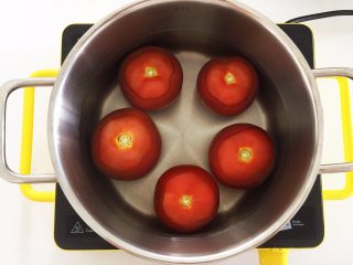 自制番茄酱—百搭的宝贝健康调味料,准备一锅沸水，放入步骤1中的番茄烫一分钟。