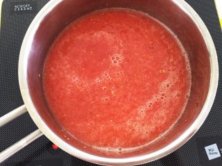 自制番茄酱—百搭的宝贝健康调味料,将打碎的番茄倒入锅中