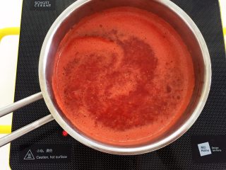 自制番茄酱—百搭的宝贝健康调味料,煮开后转小火熬，熬制四五十分钟左右
ps:煮的时间和火的大小以及番茄的多少很相关，大家可以灵活调整，观察番茄酱的状态。