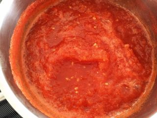 自制番茄酱—百搭的宝贝健康调味料,熬制过程时不时用勺子搅拌，避免粘锅，煮至比较粘稠状态。