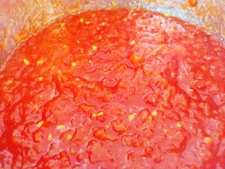 自制番茄酱—百搭的宝贝健康调味料,继续熬制5分钟左右，呈现如图状态即可