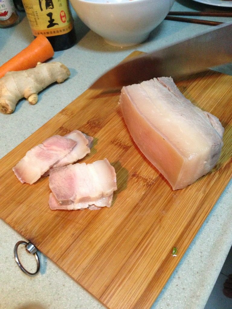 猪肉酸菜炖粉条,把五花肉切片